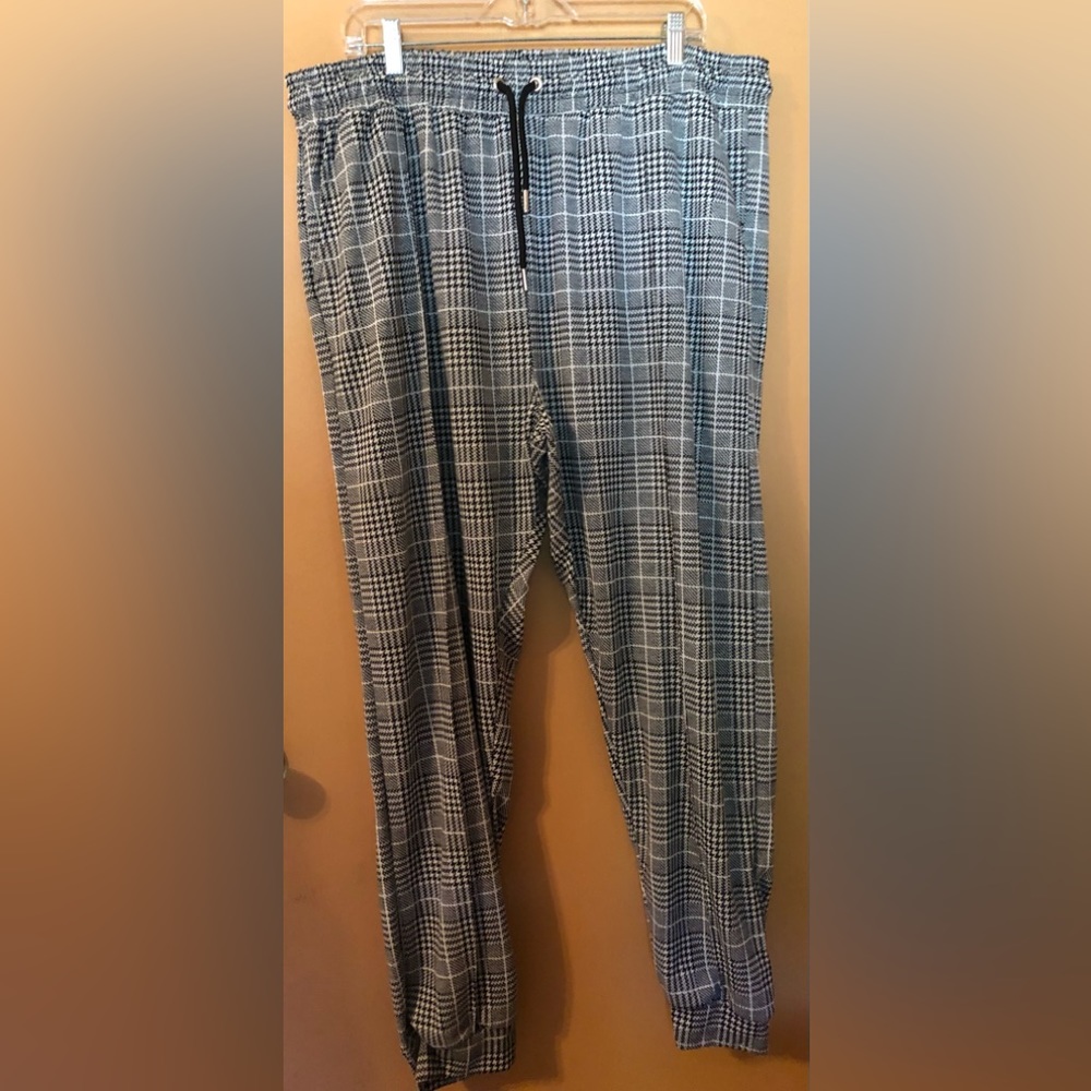 Black & white houndstooth joggers